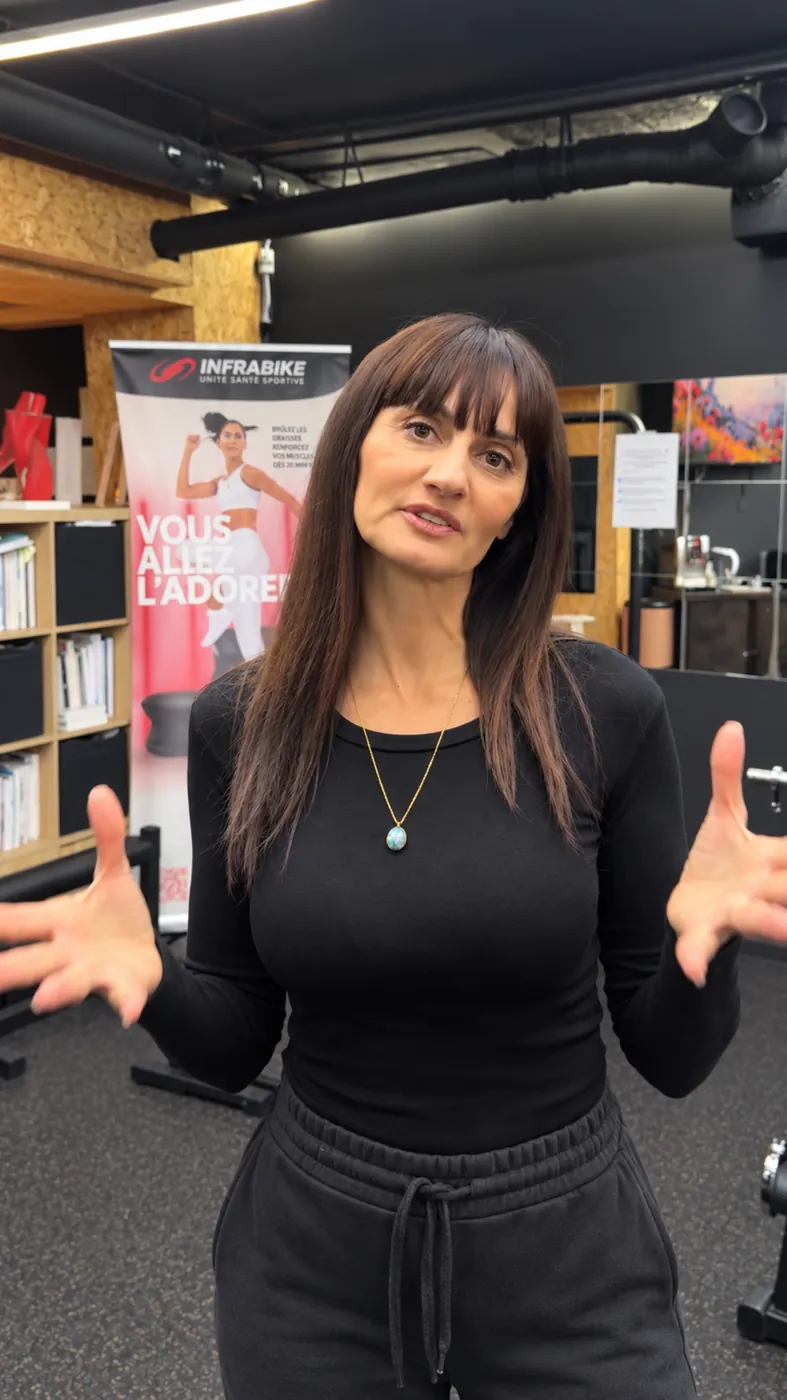 Audrey, coach sportive à Toulon, explique en souriant, au centre Platinium Training