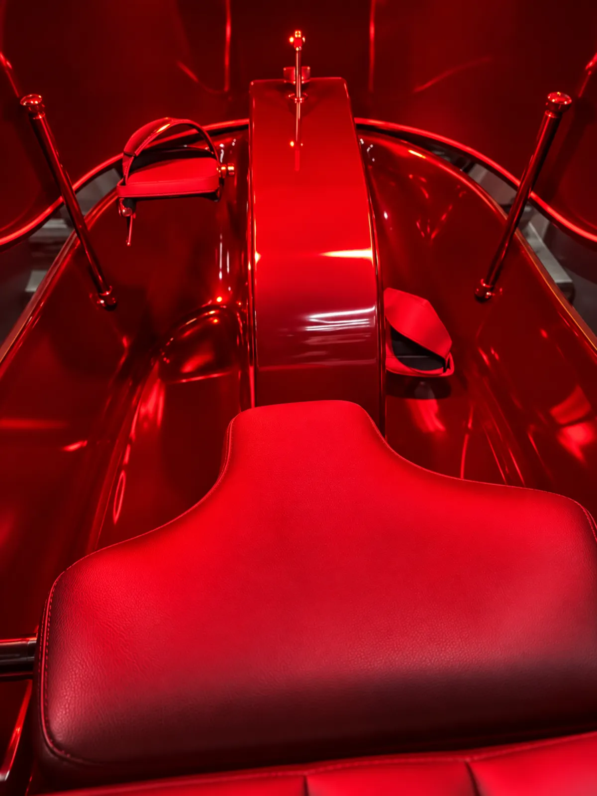 L’intérieur de l’InfraBike, baigné de lumière rouge