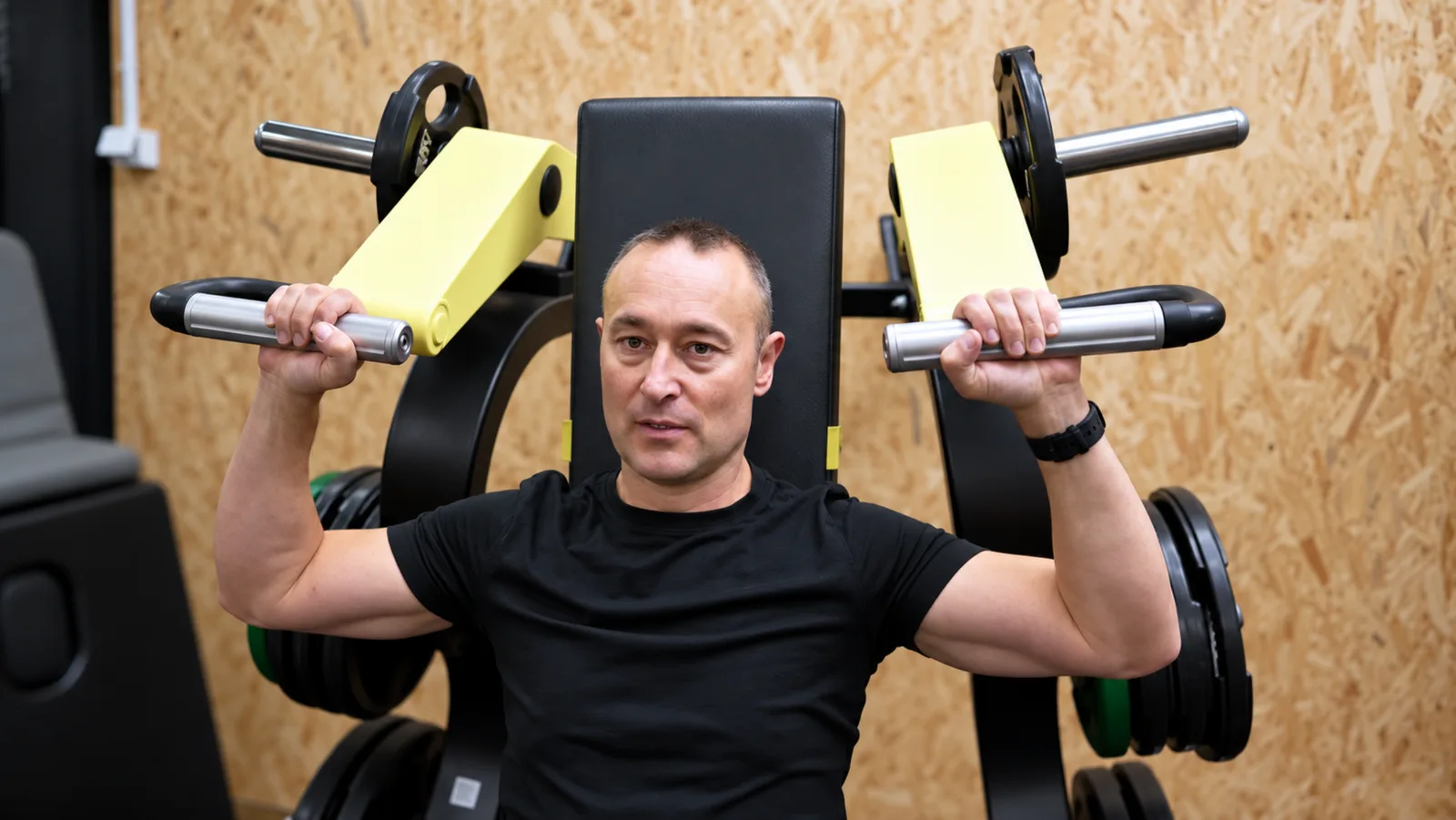 Manu, coach sportif à Toulon, s’entraîne sur une machine de développé