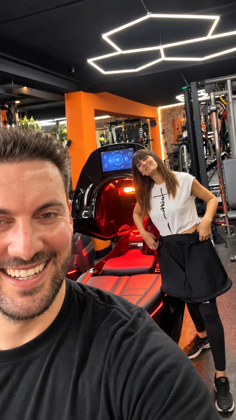 Audrey tient la jupette de l’InfraBike, à côté de Manu, devant la machine