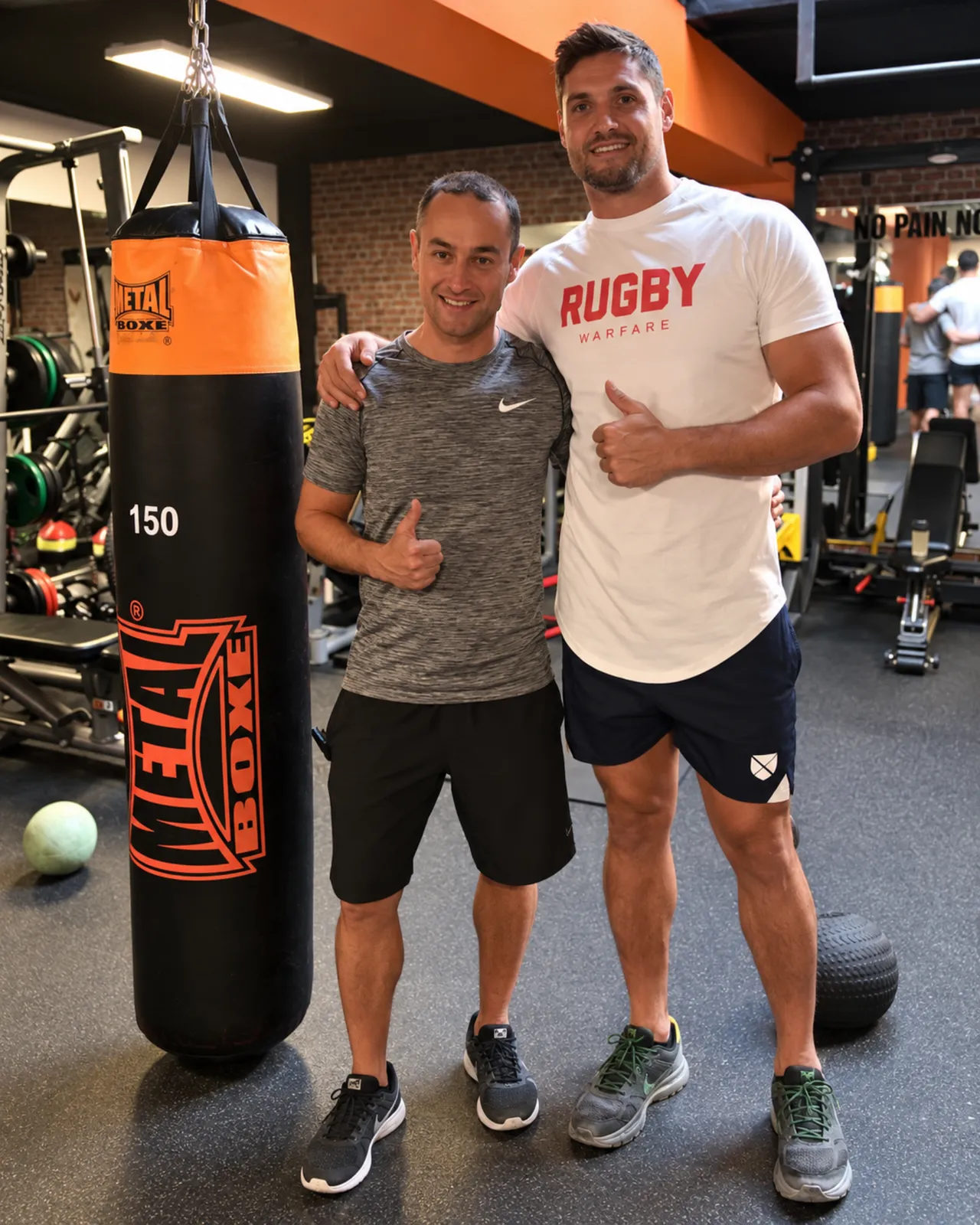 Manu accompagne un rugbyman qu’il prépare, devant le sac de frappe du centre Platinium Training