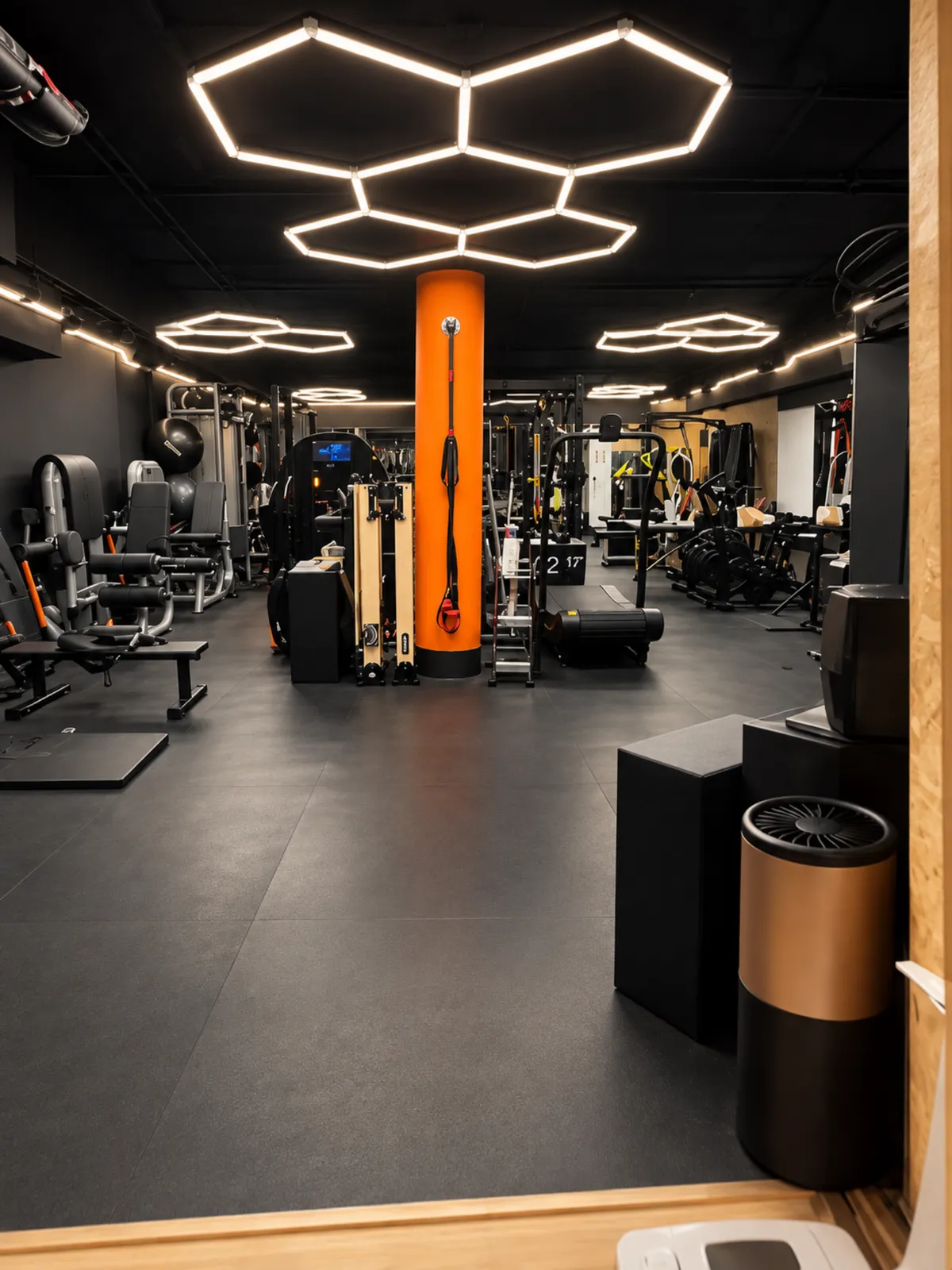La salle de coaching privé de Platinium Training au Mourillon, sous ses néons en hexagones