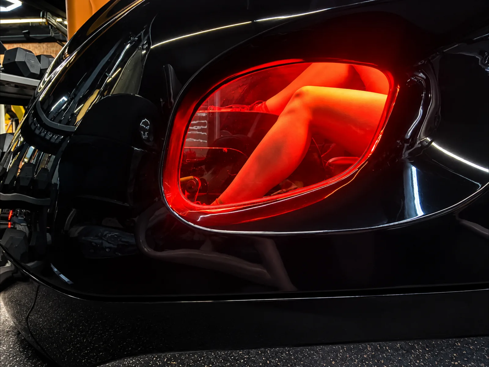 L’InfraBike du centre Platinium Training, sa coque noire éclairée de lumière rouge